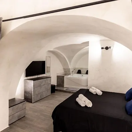 For 6 With Jacuzzi In The Center Of * Catania