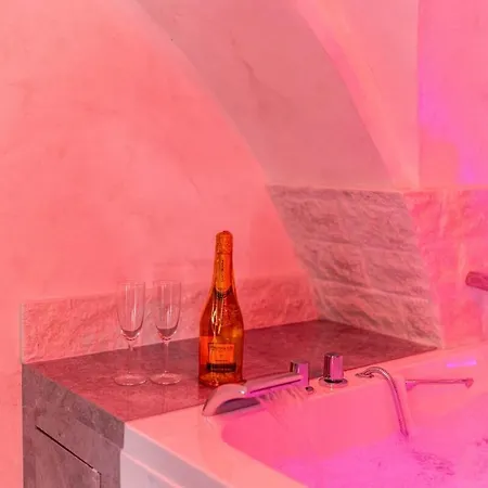 For 6 With Jacuzzi In The Center Of Apartment *