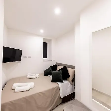 For 6 With Jacuzzi In The Center Of *