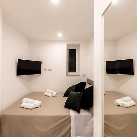 For 6 With Jacuzzi In The Center Of Catania