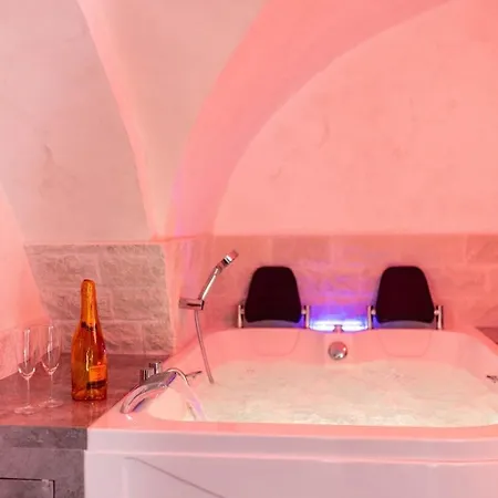 For 6 With Jacuzzi In The Center Of Apartment