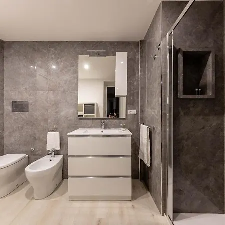 For 6 With Jacuzzi In The Center Of Catania
