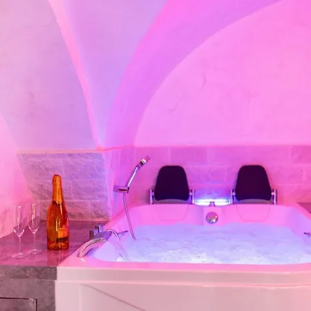 For 6 With Jacuzzi In The Center Of Apartment