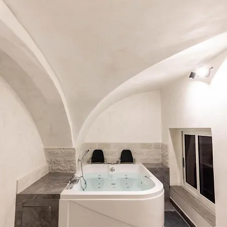 Apartment For 6 With Jacuzzi In The Center Of Catania
